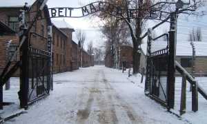 1024px Auschwitz I entrance snow