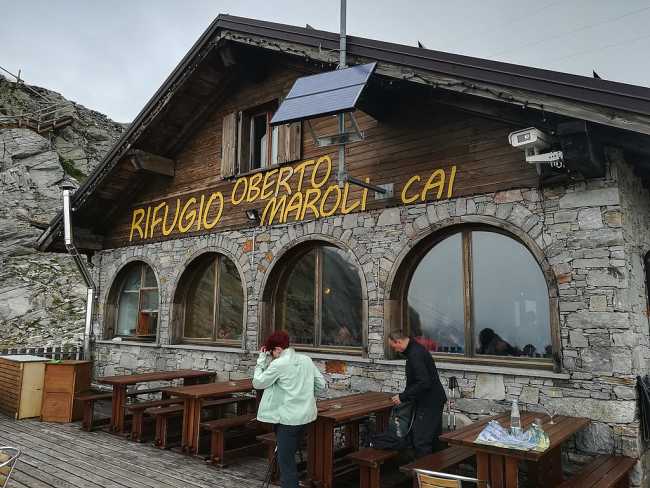 1024px Rifugio Oberto Maroli facciata