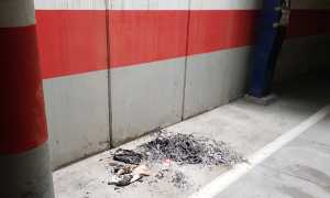 Cartoni incendiati posteggio