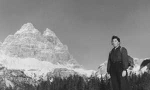 LAutrice al Lago dAntorno sullo sfondo le Tre Cime di Lavaredo Archivio Bepi Pellegrinon