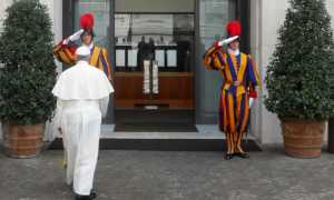 Papa Francesco entra nella Domus Sanctae Marthae