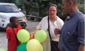 Suor Marcella Catozza e don Paolo Cavagna a Cuzzego