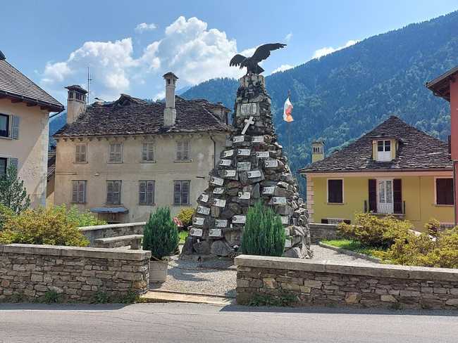 Vanzone con San Carlo monumento ai Caduti 202209031644 2