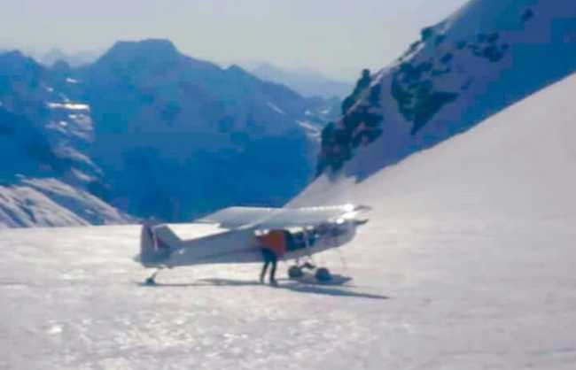 aereo montagna neve atterrato