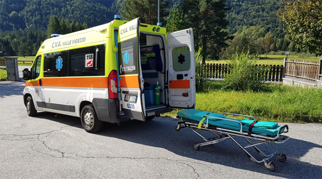 ambulanza barella esterna prato vigezzo