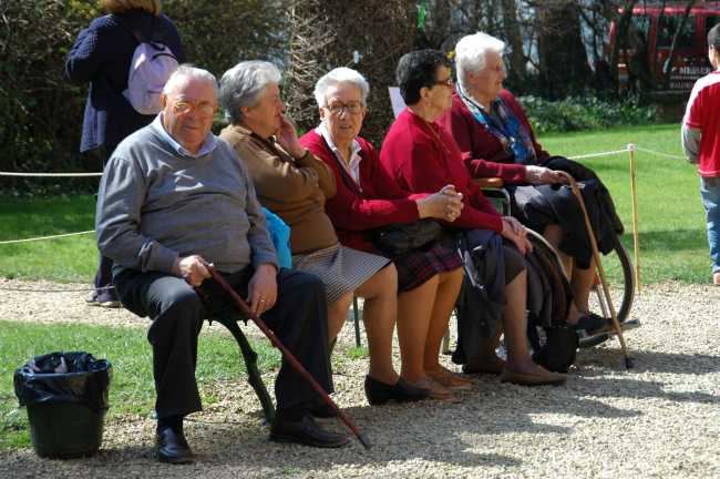 anziani sulla panchina al parco