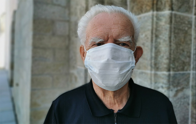 anziano covid mascherina