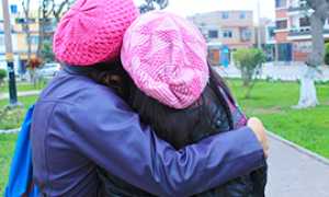 b amiche abbraccio spalle