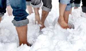 b neve piedi nudi