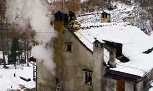 b varzo incendio baita fumo