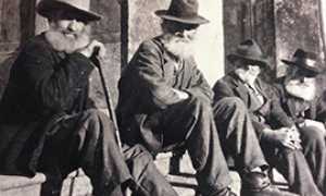 b vigezzo anziani seduti bn