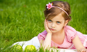 bambina prato gomito