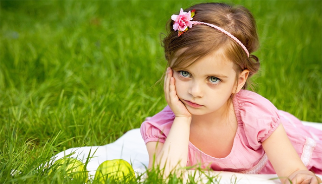 bambina prato gomito