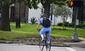 bicicletta attraversamento semaforo