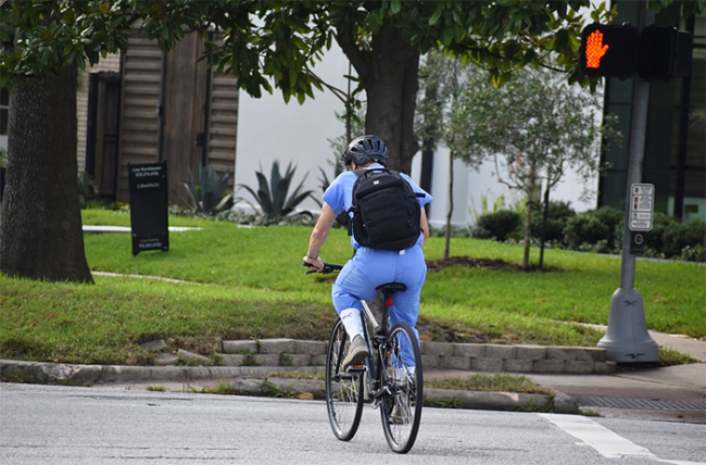 bicicletta attraversamento semaforo