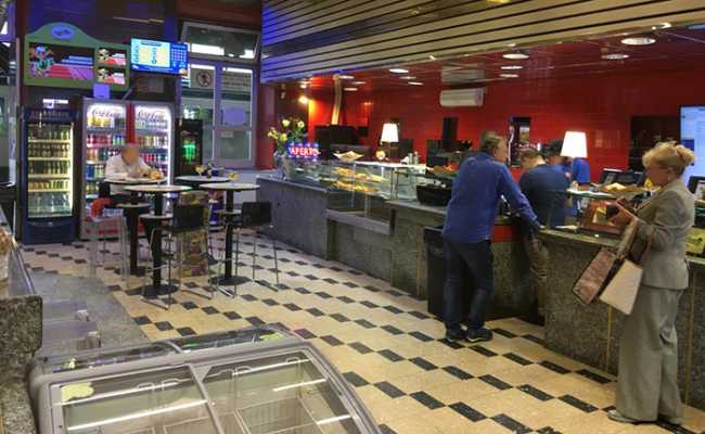 buffet stazione bar gente