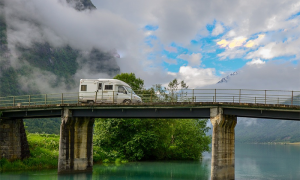 camper ponte lago montagna