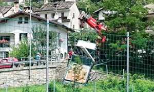 corta camion esce strada vigili gru