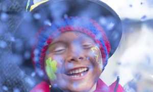 corta carnevale coriandoli bambino