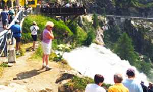 corta passerella cascata toce turisti