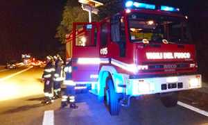 corta vigili fuoco superstrada notte