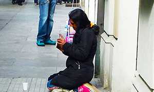 corto questua mendicante ginocchio