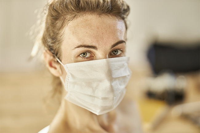 covid mascherina donna sguardo