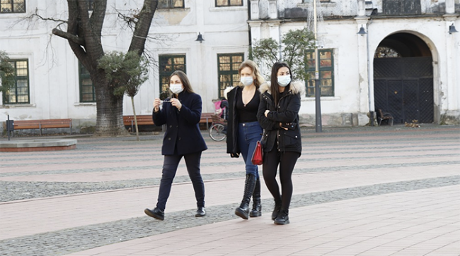 covid piazza mascherina gente