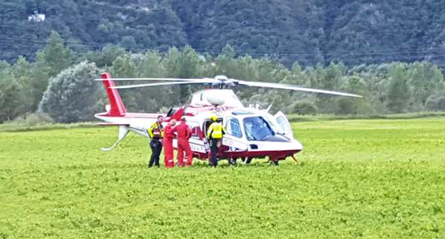 elicottero bianco vigili fuoco terra prato