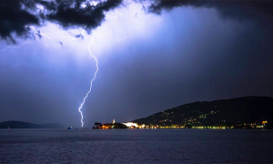 fulmine lago nubi ph riccardo criseo