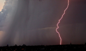 fulmine pioggia lontano