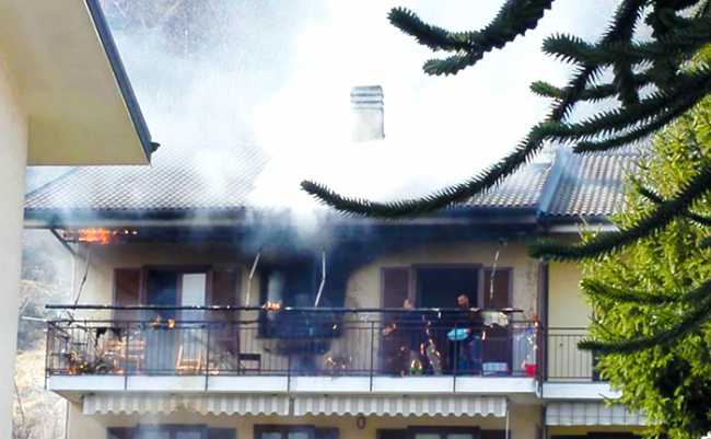 incendio crevola casa piano balcone