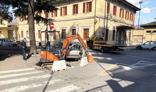 incidente auto scavatore rotonda