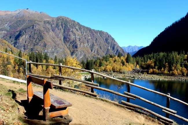 lago antrona autunno ammira il creato