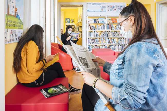lettura quotidiani e riviste in biblioteca biblioteche del vco ph andrea morisetti 6 