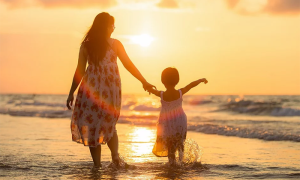 mamma figlia sole mare