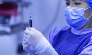 mascherina siringa covid blu