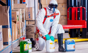 operaio tuta maschera bianco