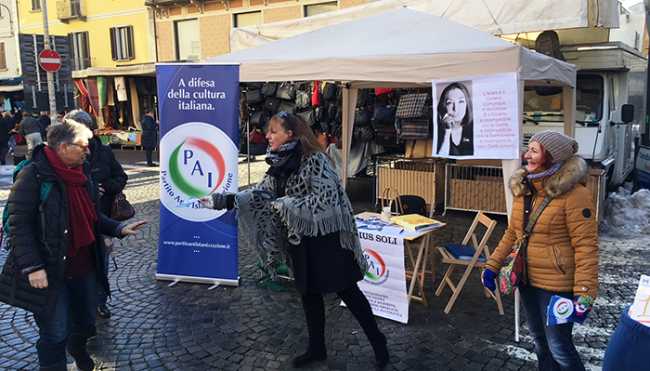 partito anti immigrati gazebo mercato domo