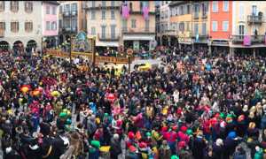 piazza carnevale grandangolo gente 17