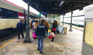 polizia binario treno gente