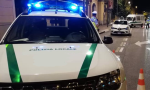 polizia locale notte luci auto