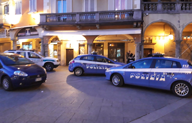polizia piazza mercato auto