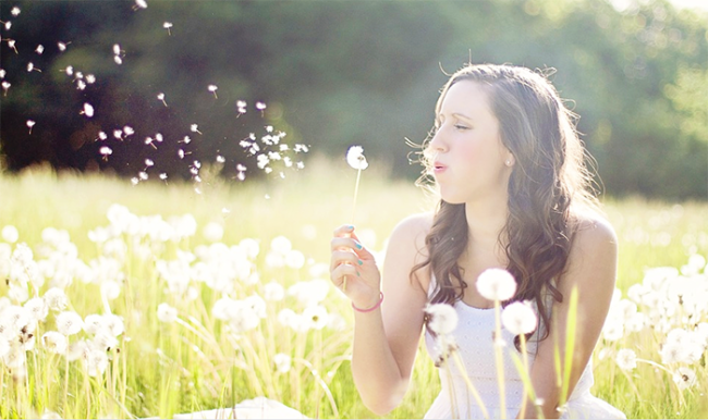 ragazza fiori prato soffio