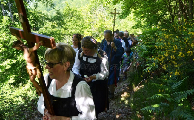rogazione drocali 19 croce sentiero salita