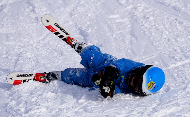 sciatore caduta
