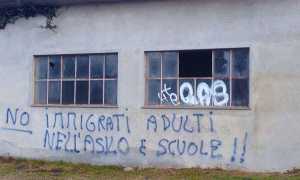 scritte immigrati vogogna