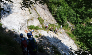 sentiero canali ceppomorelli discesa gente