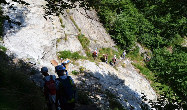 sentiero canali ceppomorelli discesa gente