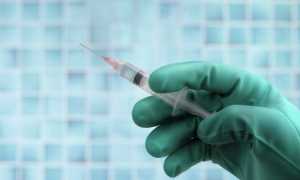 siringa vaccino mano